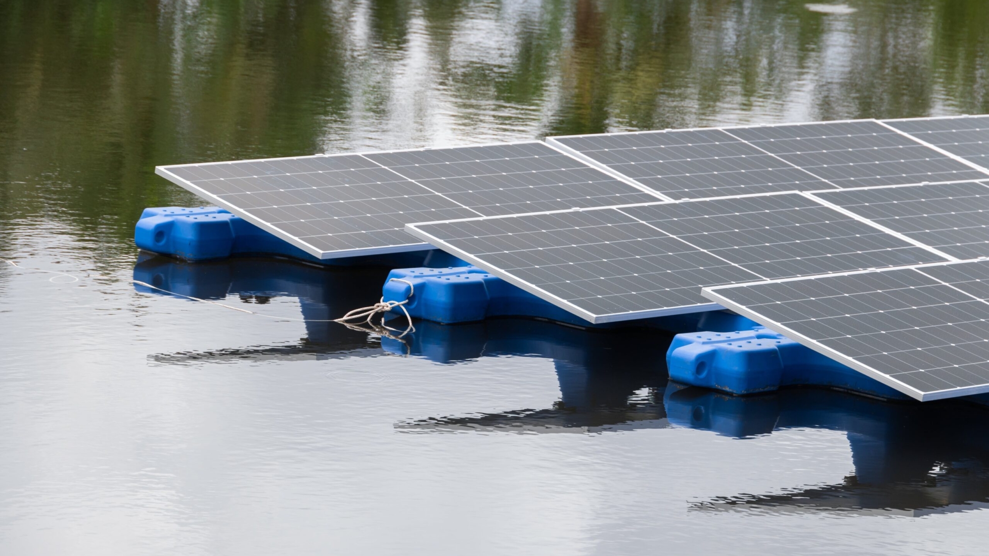 floating-solar-panel-solar-photovoltaic-panel-pv-system-industry-lake-water-pond-saving-energy-with-clean-power-min